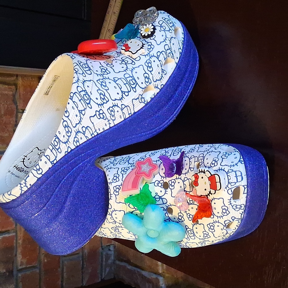 Hello Kitty Crocs - Picture 6 of 6